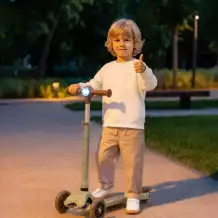 Самокат UNIX Kids Light с подсветкой, зеленый